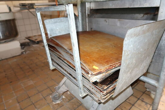 Stativ med div. Bageplader samt rustfri opbevaring