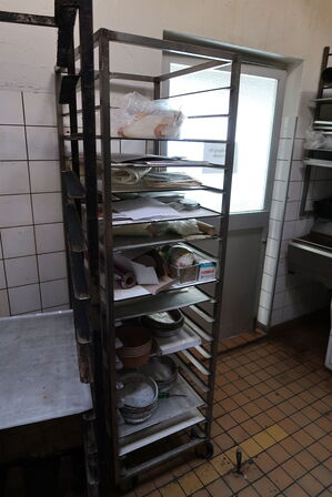 2 stk. stikvogne med div. Bageplader og forme