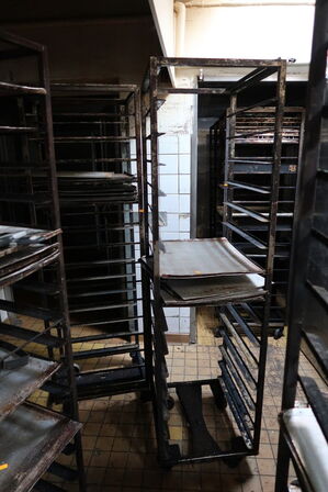 2 stk. stikvogne med div. Bageplader og forme