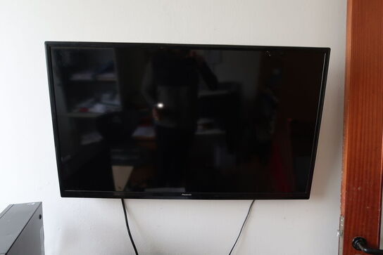 2 stk. kontorstole, 3 stk. skabe, el. hæve/sænke skrivebord,