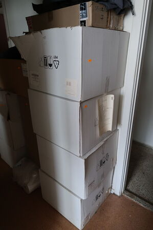 2 stk. rustfri stålhylder, div. engangsservice m.m.