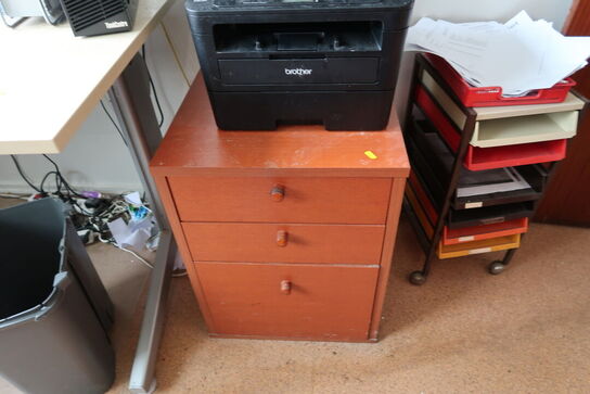 2 stk. kontorstole, 3 stk. skabe, el. hæve/sænke skrivebord,