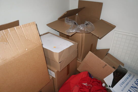 2 stk. rustfri stålhylder, div. engangsservice m.m.