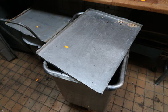 Rustfri opbevaring samt div. Bageplader