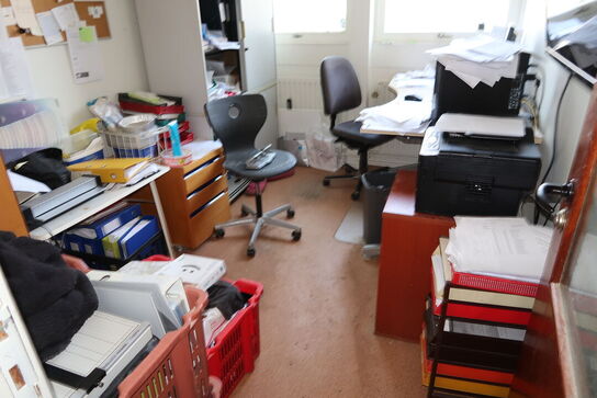 2 stk. kontorstole, 3 stk. skabe, el. hæve/sænke skrivebord, 