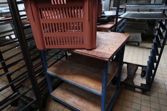 Arbejdsbord med plastikkasser