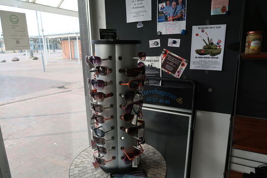 2 stk. reoler, skilt, bord