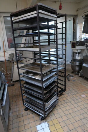 2 stk. stikvogne med div. Bageplader og forme