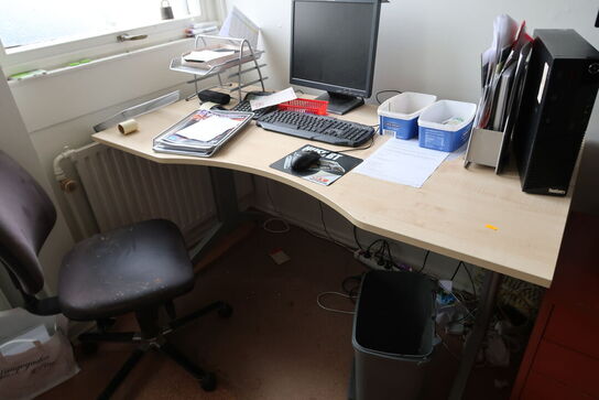 2 stk. kontorstole, 3 stk. skabe, el. hæve/sænke skrivebord,