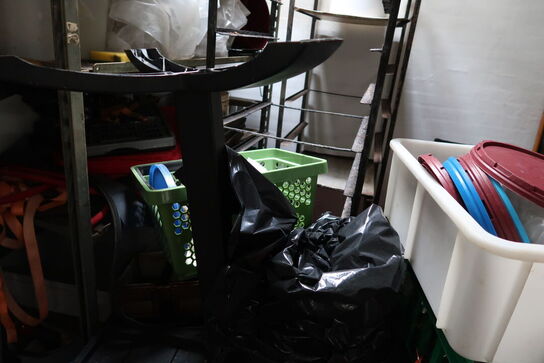 Div. Stikvogne, stålskabe, stige, stilladsdele, haveborde m.m.