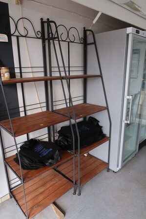 2 stk. reoler, skilt, bord