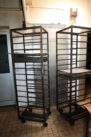 2 stk. stikvogne med div. Bageplader og forme