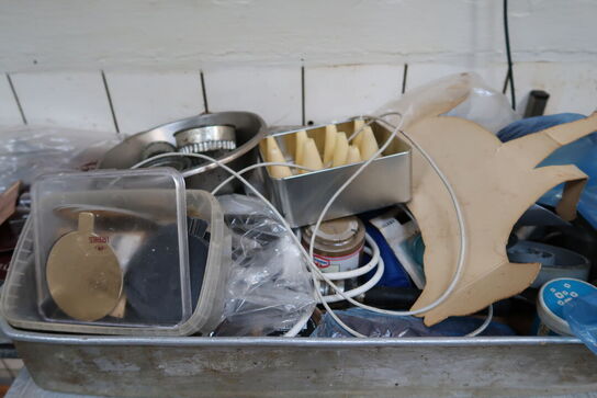 Opbevaringsreol med mikrobølgeovn, rustfri skåle, div. køkkenredskaber m.m.