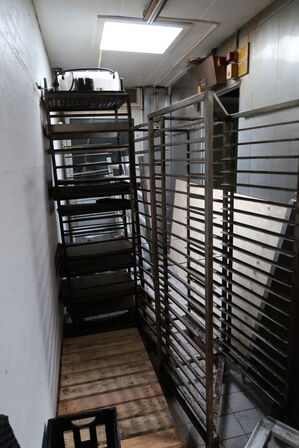 Div. Stikvogne, stålskabe, stige, stilladsdele, haveborde m.m.