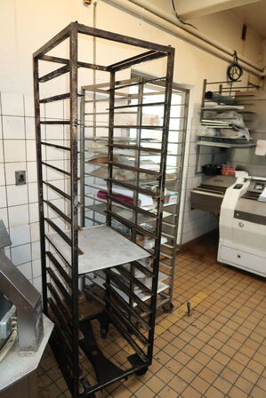 2 stk. stikvogne med div. Bageplader og forme