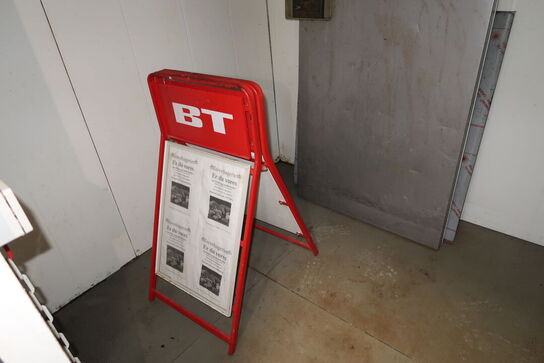 Skilt, 2 stk. stikvogne med indhold m.m.