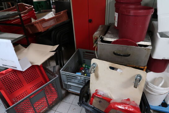 Div. Stikvogne, stålskabe, stige, stilladsdele, haveborde m.m.