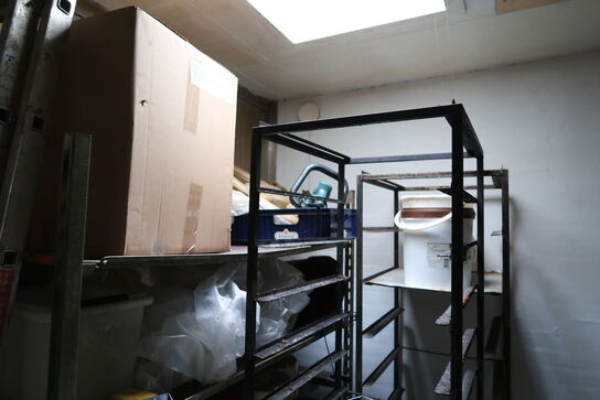 Div. Stikvogne, stålskabe, stige, stilladsdele, haveborde m.m.