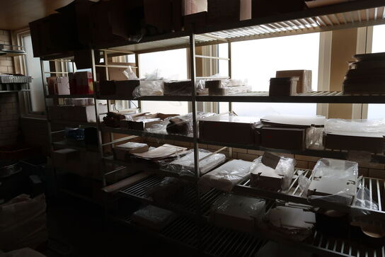 Div. Engangsservice, indpakning m.m. på reoler