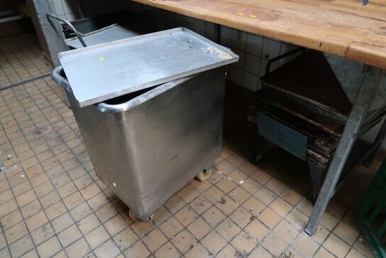 Rustfri opbevaring samt div. Bageplader