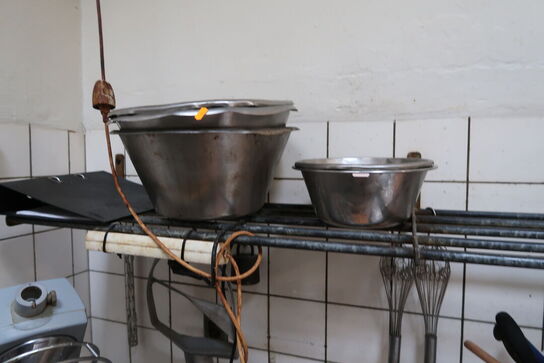 Opbevaringsreol med mikrobølgeovn, rustfri skåle, div. køkkenredskaber m.m.