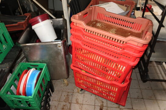 Div. Stikvogne, stålskabe, stige, stilladsdele, haveborde m.m.