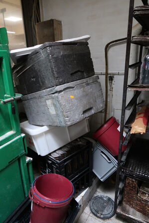 Div. Stikvogne, stålskabe, stige, stilladsdele, haveborde m.m.