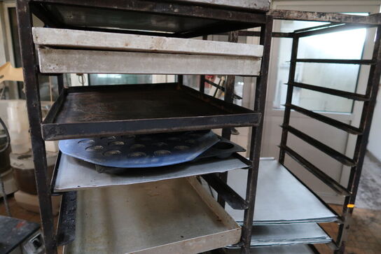 2 stk. stikvogne med div. Bageplader og forme