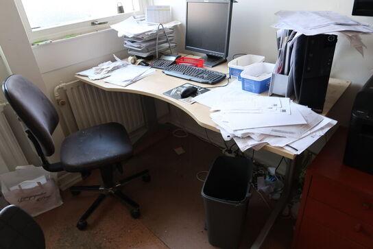 2 stk. kontorstole, 3 stk. skabe, el. hæve/sænke skrivebord, 