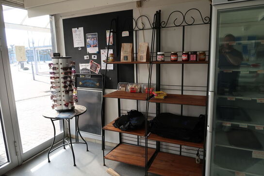 2 stk. reoler, skilt, bord