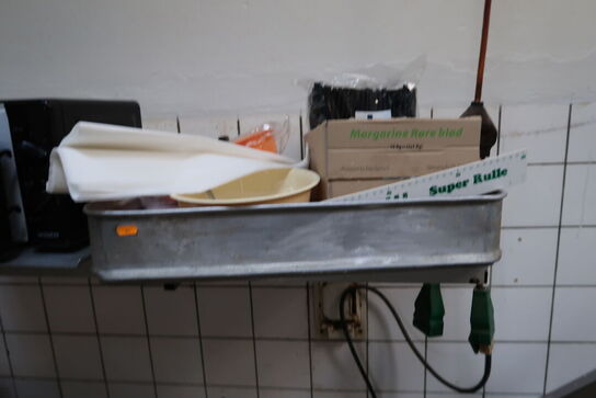 Opbevaringsreol med mikrobølgeovn, rustfri skåle, div. køkkenredskaber m.m.