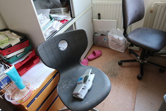 2 stk. kontorstole, 3 stk. skabe, el. hæve/sænke skrivebord, 