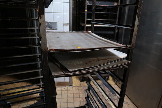 2 stk. stikvogne med div. Bageplader og forme