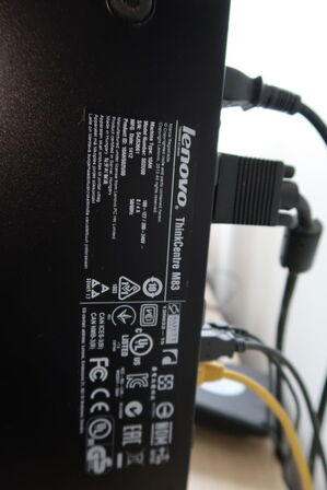 2 stk. kontorstole, 3 stk. skabe, el. hæve/sænke skrivebord,