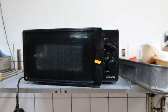 Opbevaringsreol med mikrobølgeovn, rustfri skåle, div. køkkenredskaber m.m.