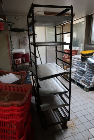 Div. Stikvogne, stålskabe, stige, stilladsdele, haveborde m.m.