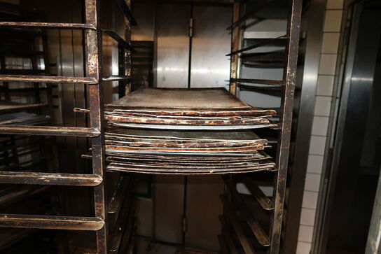 2 stk. stikvogne med div. Bageplader og forme