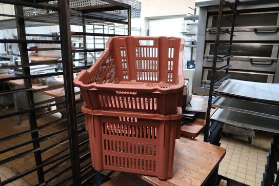 Arbejdsbord med plastikkasser