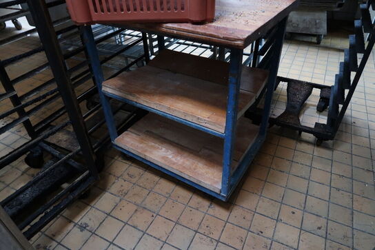 Arbejdsbord med plastikkasser