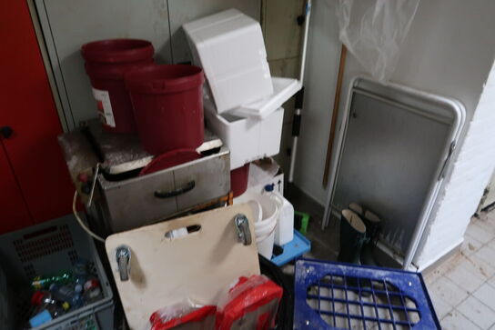 Div. Stikvogne, stålskabe, stige, stilladsdele, haveborde m.m.