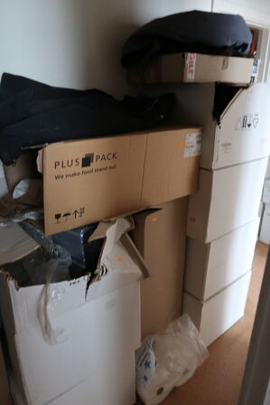 2 stk. rustfri stålhylder, div. engangsservice m.m.