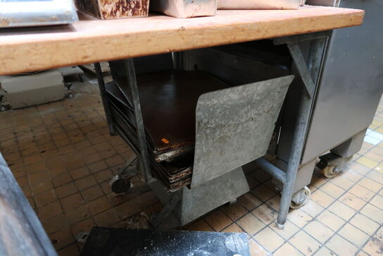 Stativ med div. Bageplader samt rustfri opbevaring