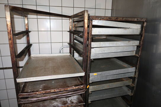 2 stk. stikvogne med div. Bageplader og forme