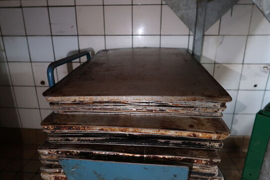 Rustfri opbevaring samt div. Bageplader