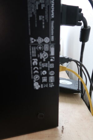 2 stk. kontorstole, 3 stk. skabe, el. hæve/sænke skrivebord,