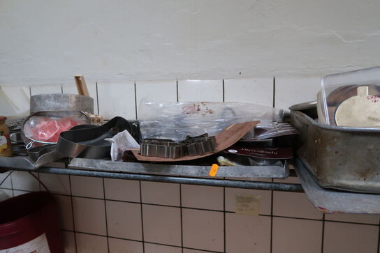 Opbevaringsreol med mikrobølgeovn, rustfri skåle, div. køkkenredskaber m.m.