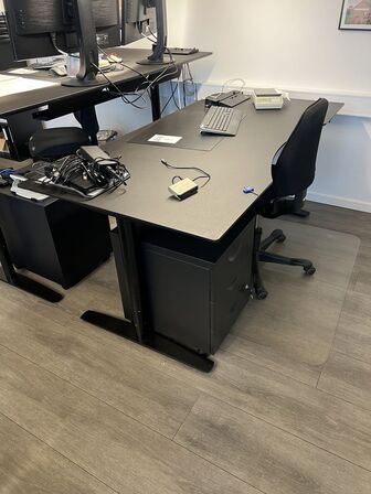 Elhævesænkebord, kontorstol, skuffedarium og fodstøtte