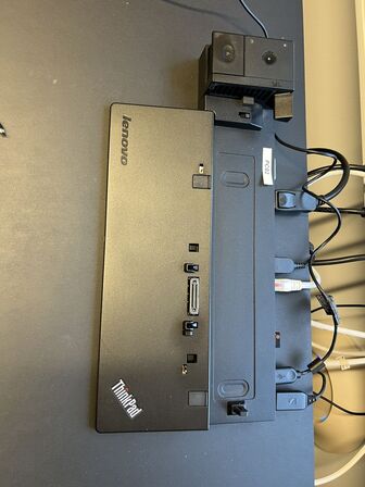 Elhævesænkebord, kontorstole, stole, IT udstyr samt skuffedarier