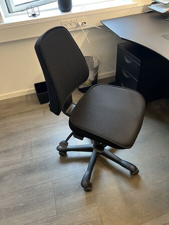 Elhævesænkebord, kontorstol, skuffedarium og fodstøtte