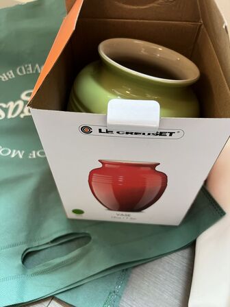 Duge samt LE CREUSET vase i grøn